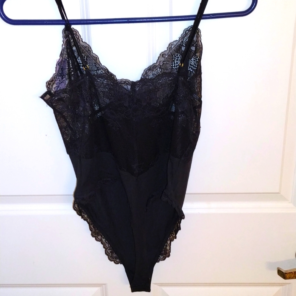 Victoria Secret - Picture 2 of 4